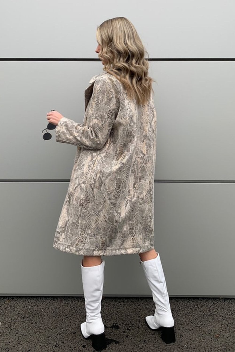 SCYRAY logo coat / ivory Eva Longoria Styles the Same Chic White